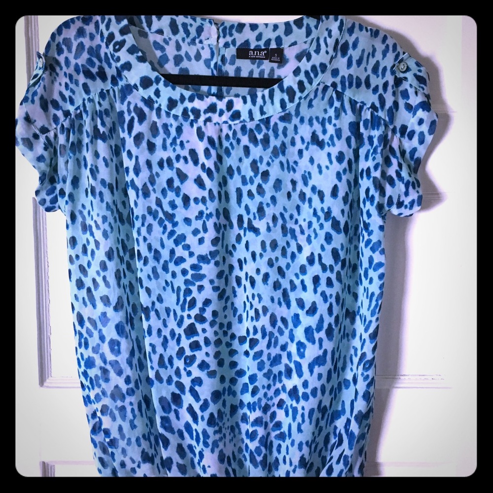 a.n.a Small turquoise cheetah patterned top.